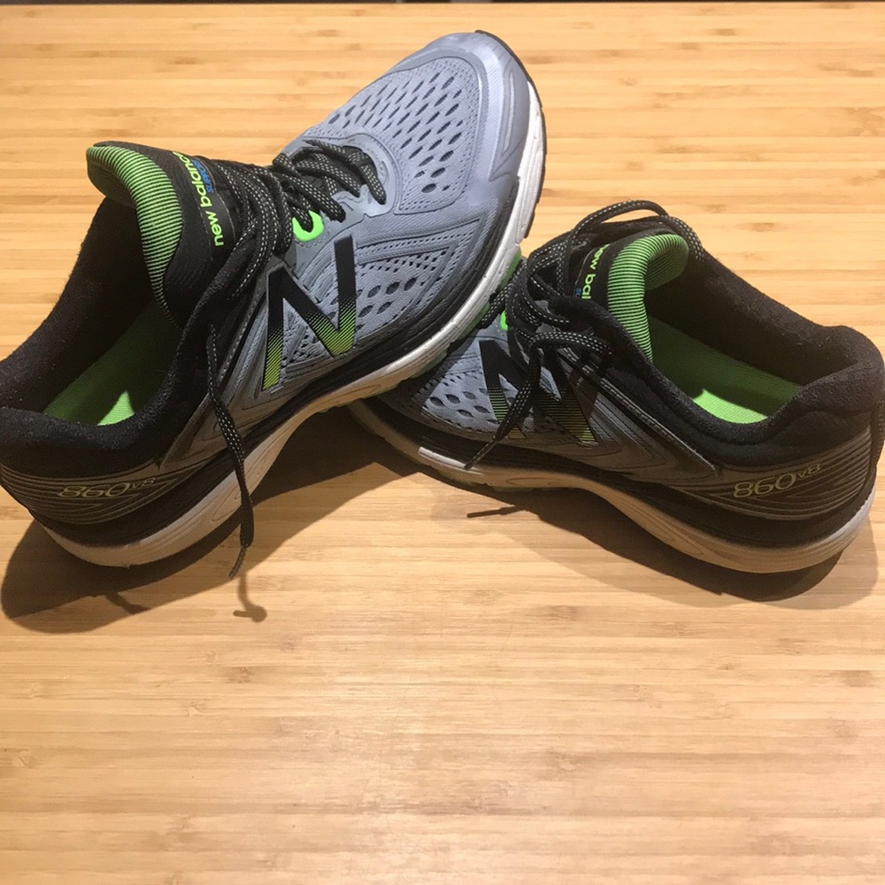 EUC Men’s New Balance 860v8 Running Shoes!